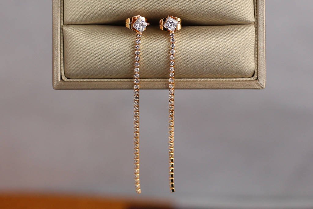 

Серьги Xuping Jewelry камешек с цепочкой из мелких камней 6.5 см золотистые