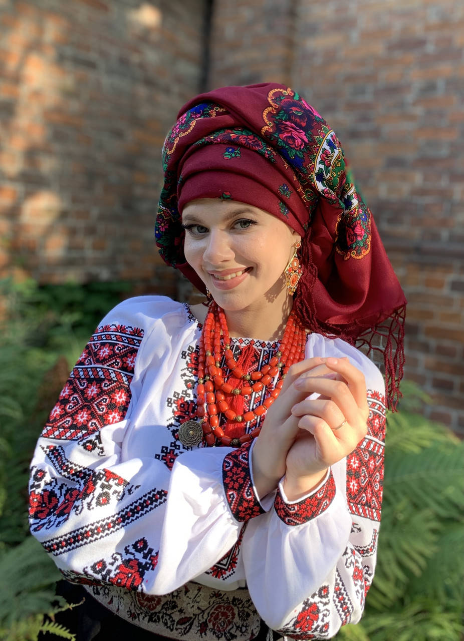 

Головной убор из бордового украинского платка, Красный