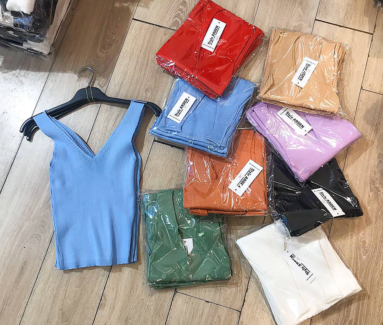 

Трикотажная майка с треугольным вырезом 40-44 расцветках)