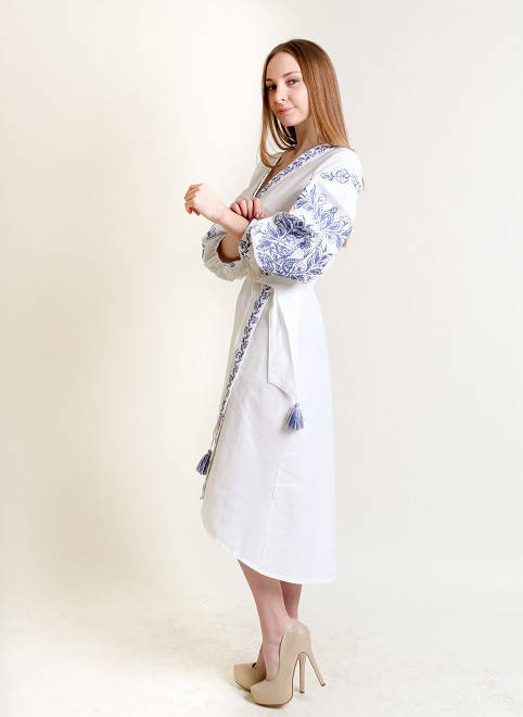 

Нарядное вышитое платье в белом цвете с синим орнаментом, Разные цвета