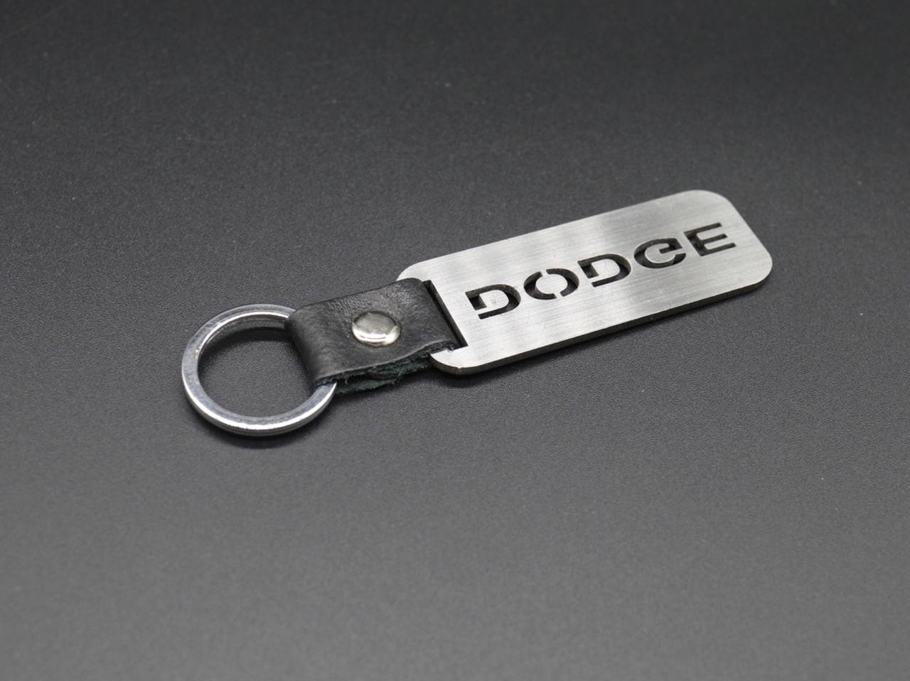 

Брелок металлический. DODGE. 10х2,5см, Коричневый