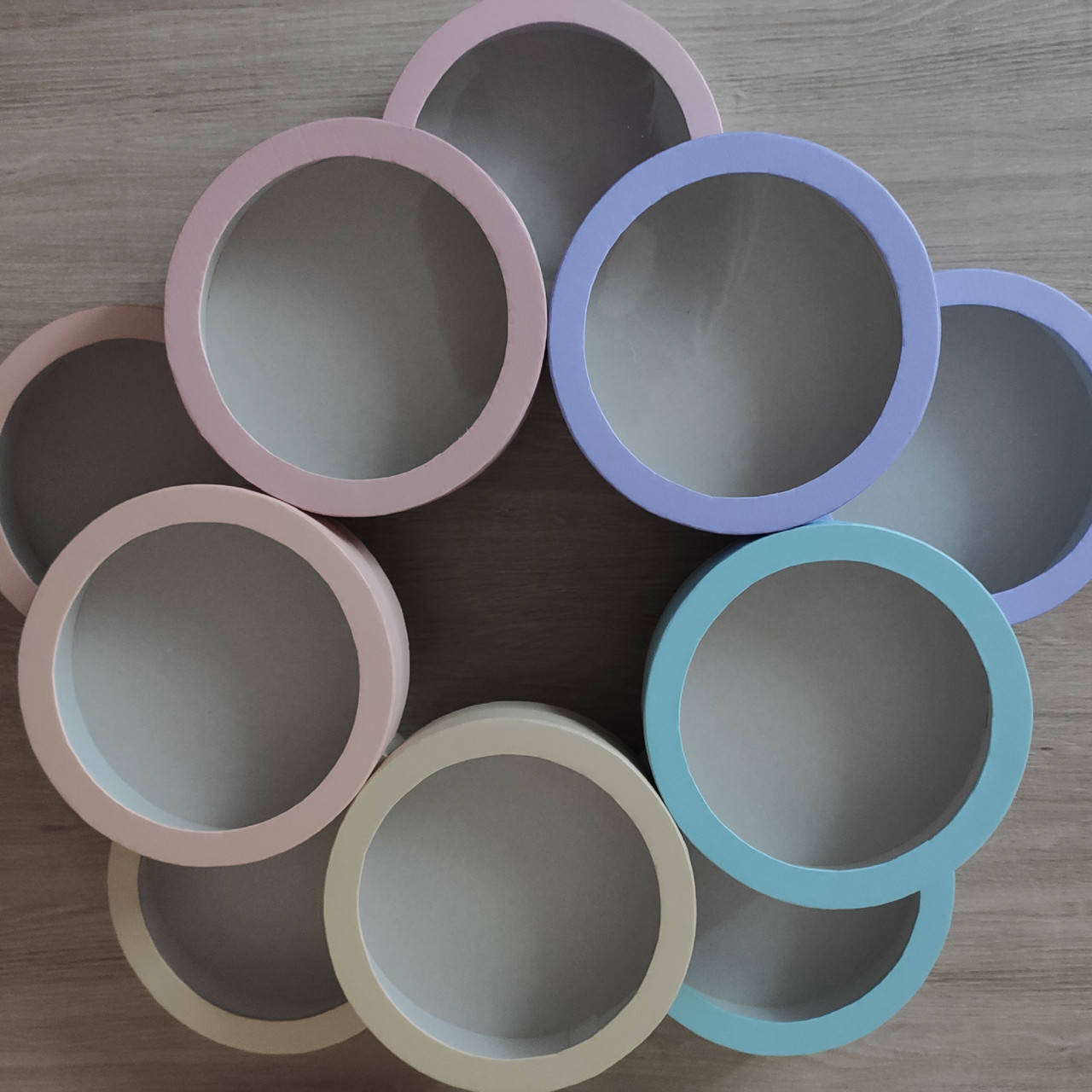 

Кругла коробка d22/h12см з віконцем.