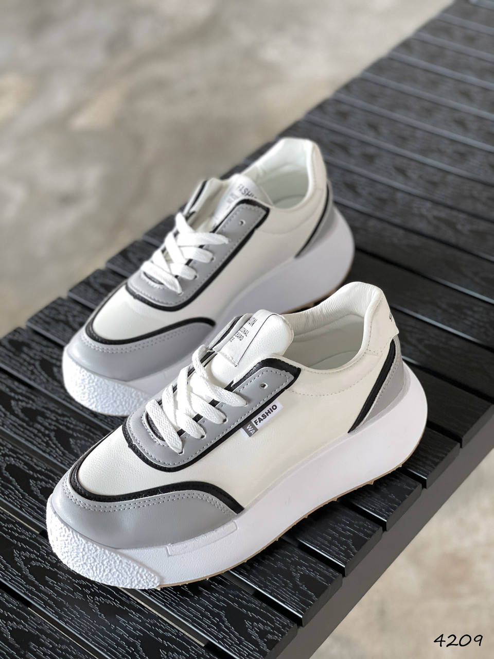 

Кроссовки женские Lanwar белые + серые + черный 4209, Белый