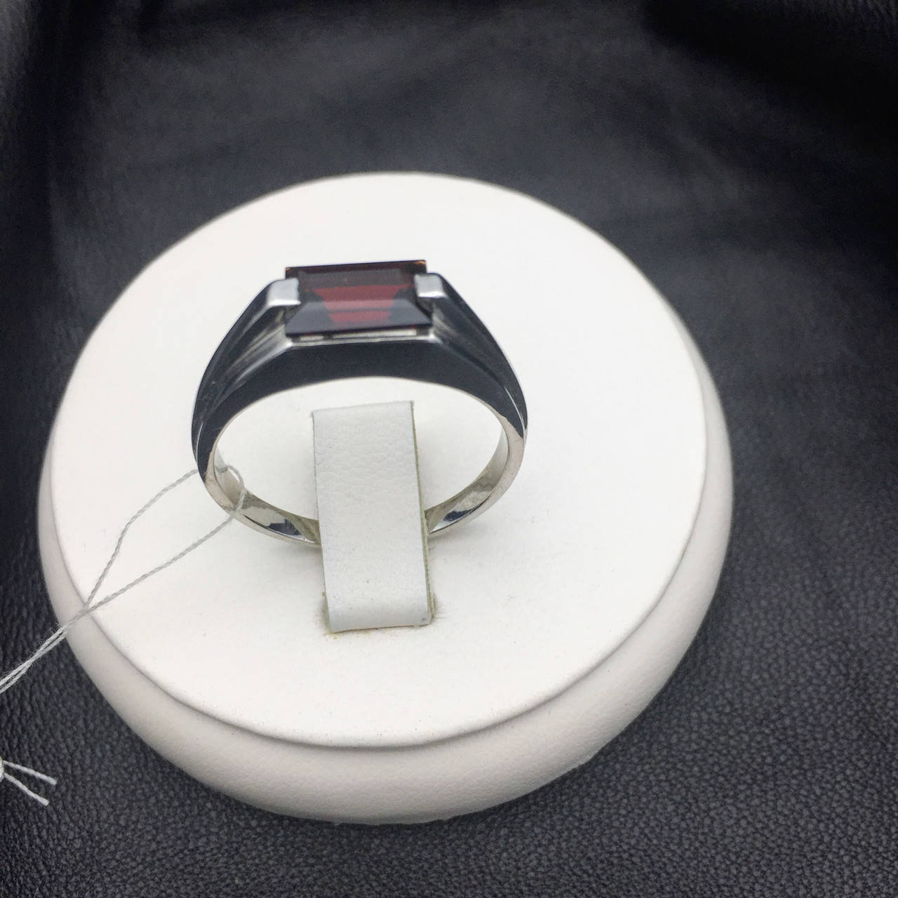 

Мужское серебряное кольцо. Натуральный гранат