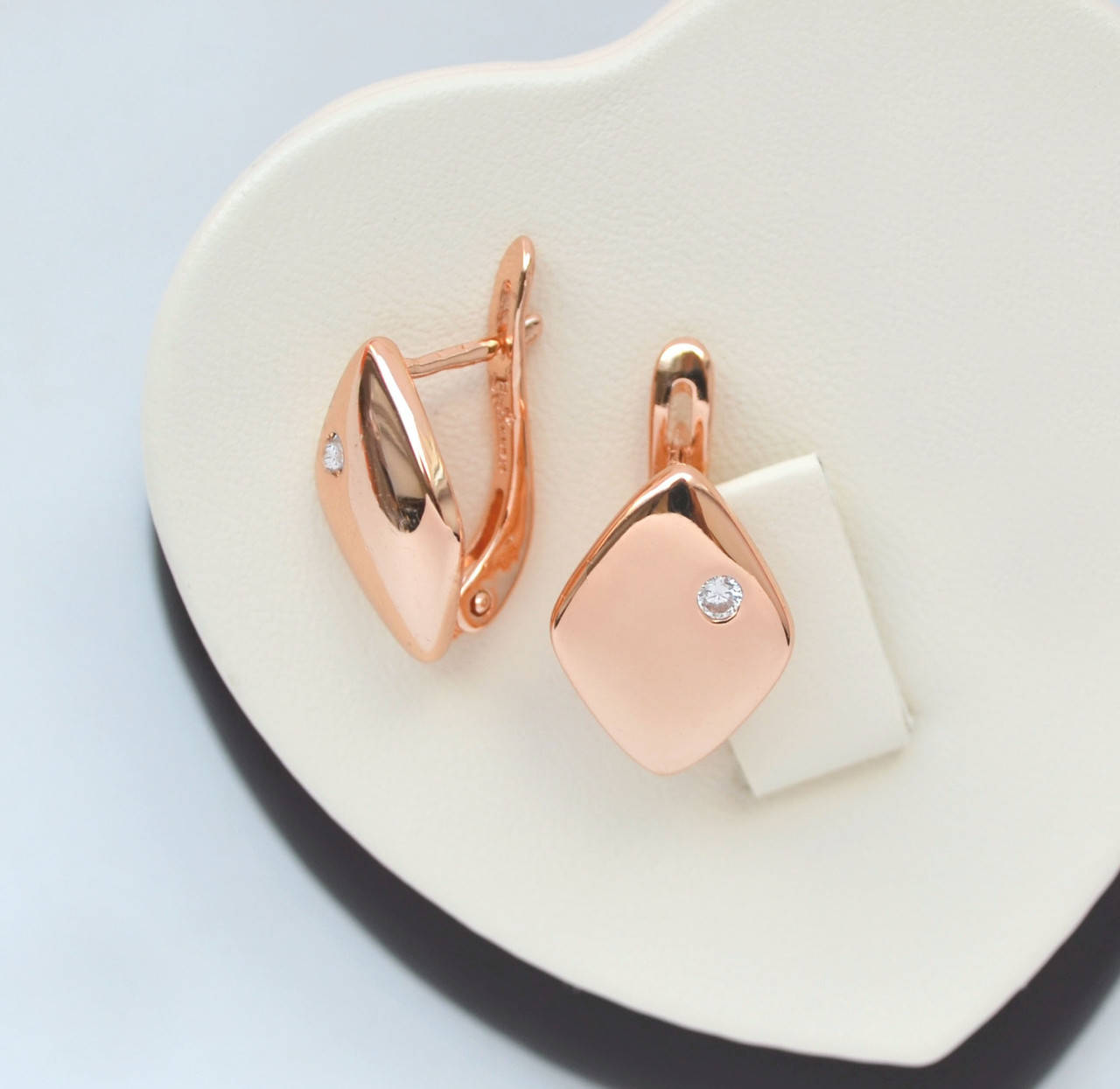 

Позолоченные серьги Ромбики с белыми кристаллами.