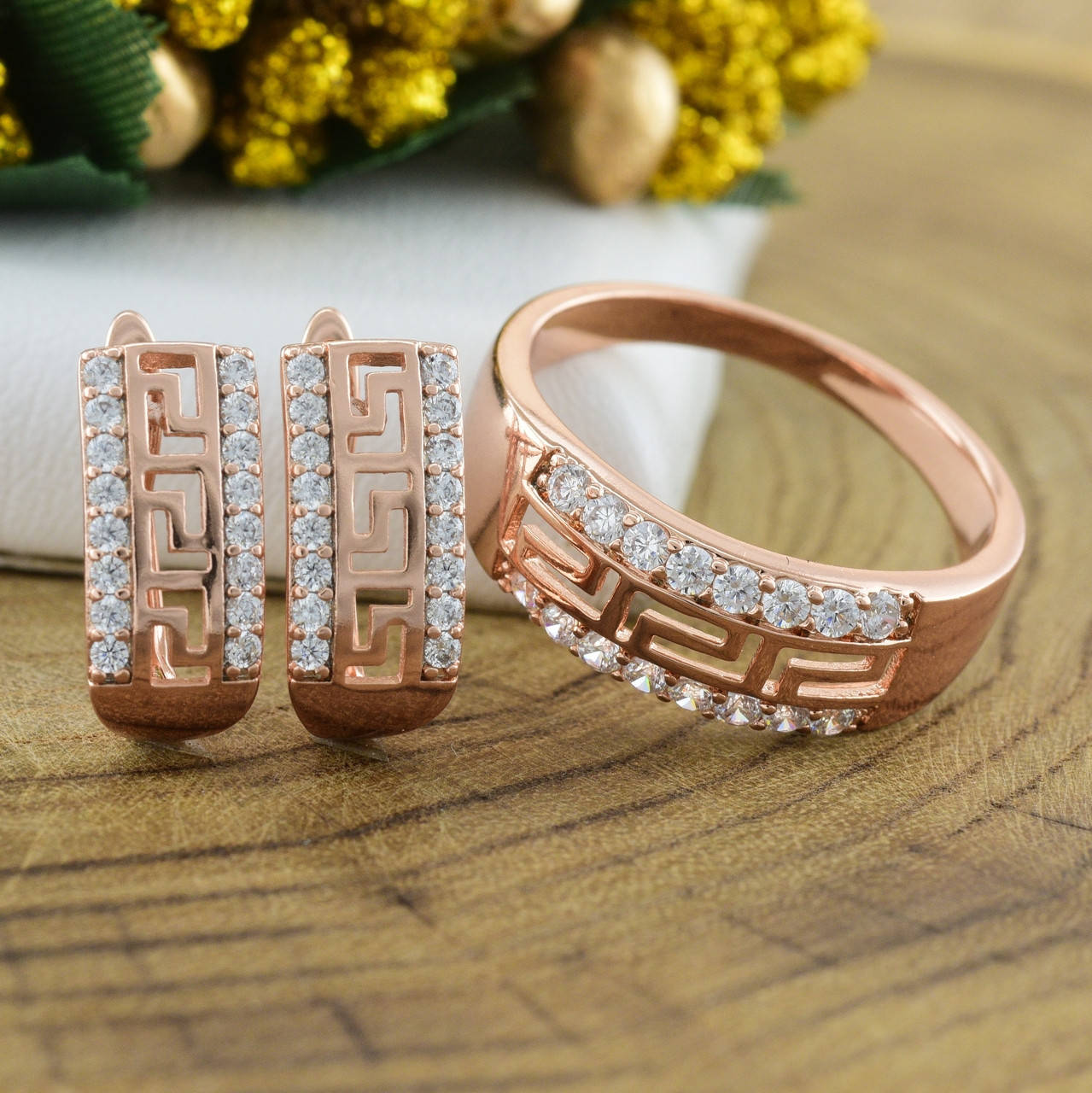 

Набор Xuping 65096 кольцо + серьги 17х7 мм белые фианиты позолота РО размер 16