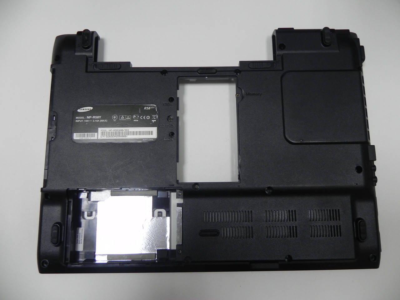 

Дно, піддон, нижня частина корпусу ноутбука SAMSUNG R58 plus.