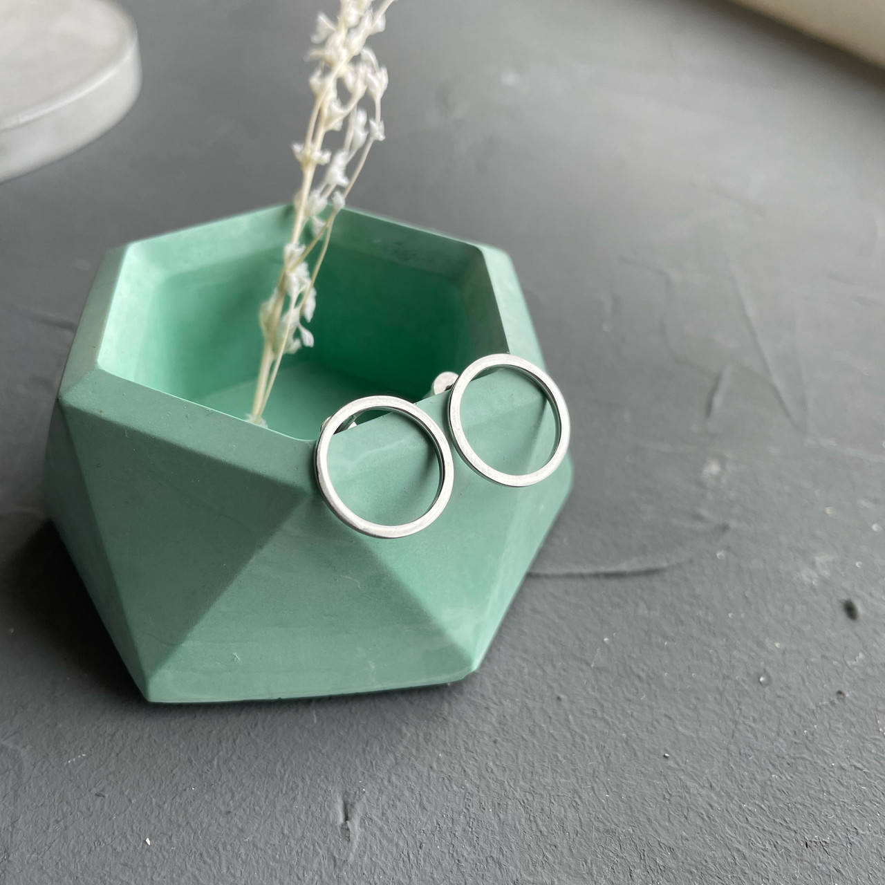 

Сережки круглые, гвоздики , серебро без камней диаметр 1.5см