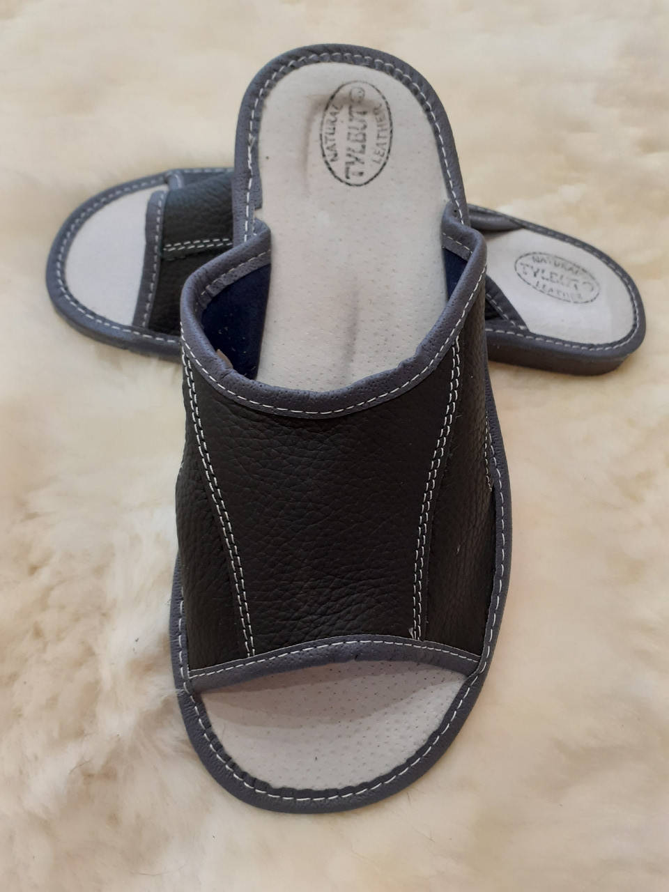 

Тапочки чоловічі шкіряні.