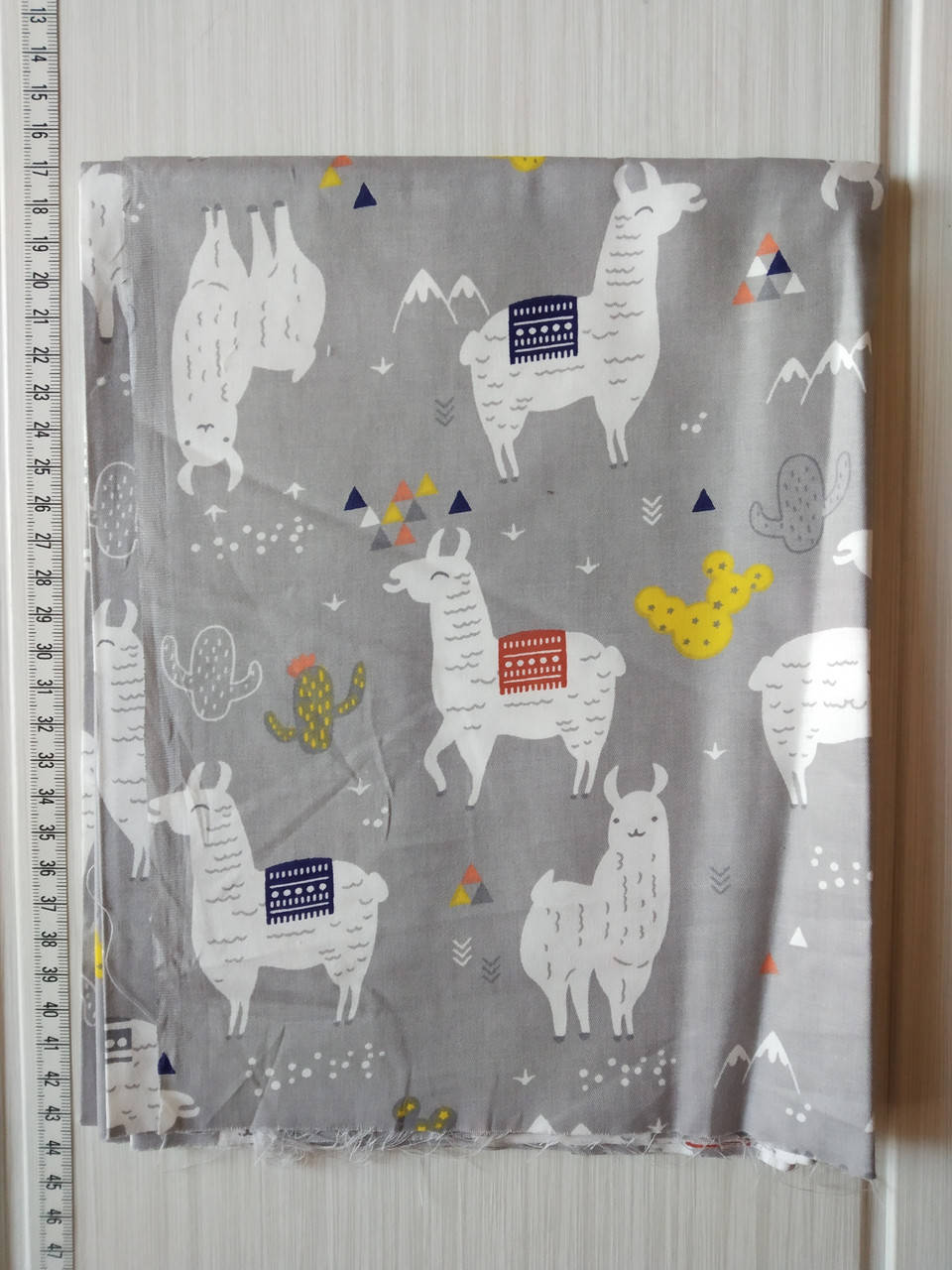 

Ламы и кактусы на сером фоне. Отрез сатина 40*50 см.