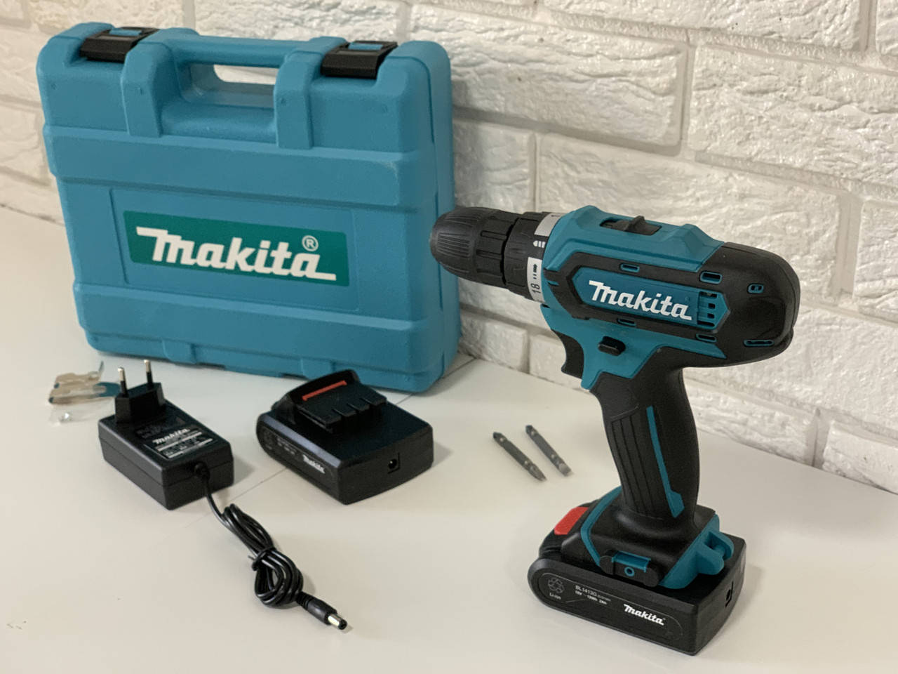 

Шуруповерт Makita DF332D _ Синий кейс ( 18V _ 2A.h )