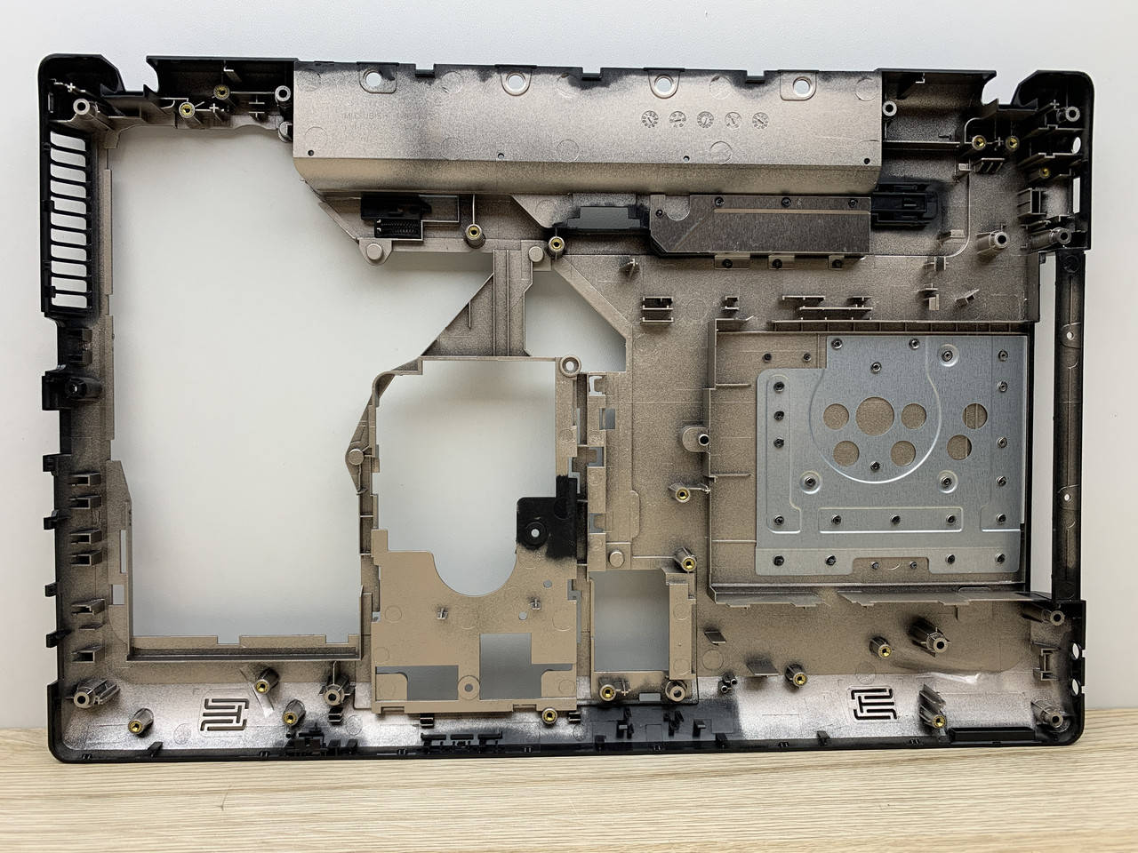 

Lenovo G570 G575 c HDMI Корпус D (нижняя часть корпуса) новый