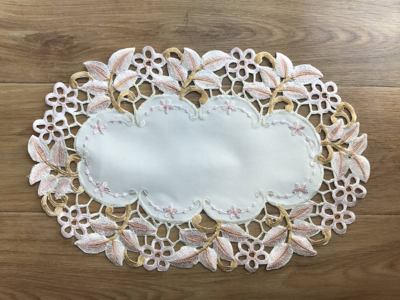 

Салфетка атласная с вышивкой