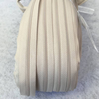 

Рулонная молния типа Спираль Т-3 (200м.), светло-бежевая (6-2426-В-160), Бежевый