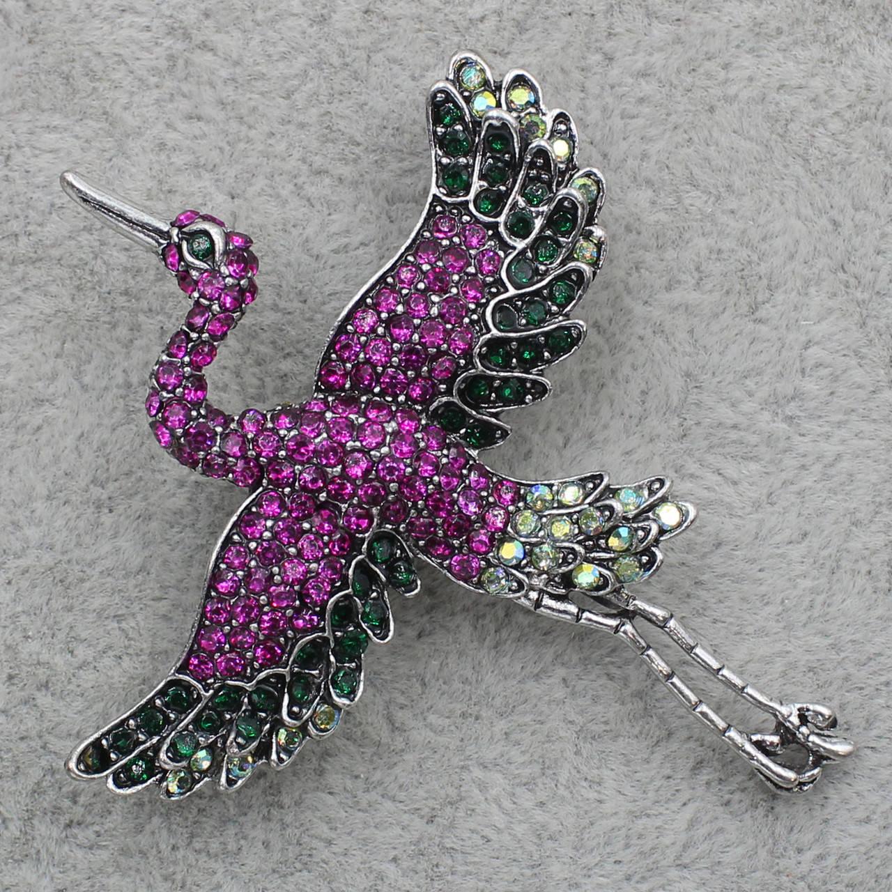 

Брошка металлическая серебристая Журавель с розовыми и изумрудными стразами размер изделия 6,5 х 5 см