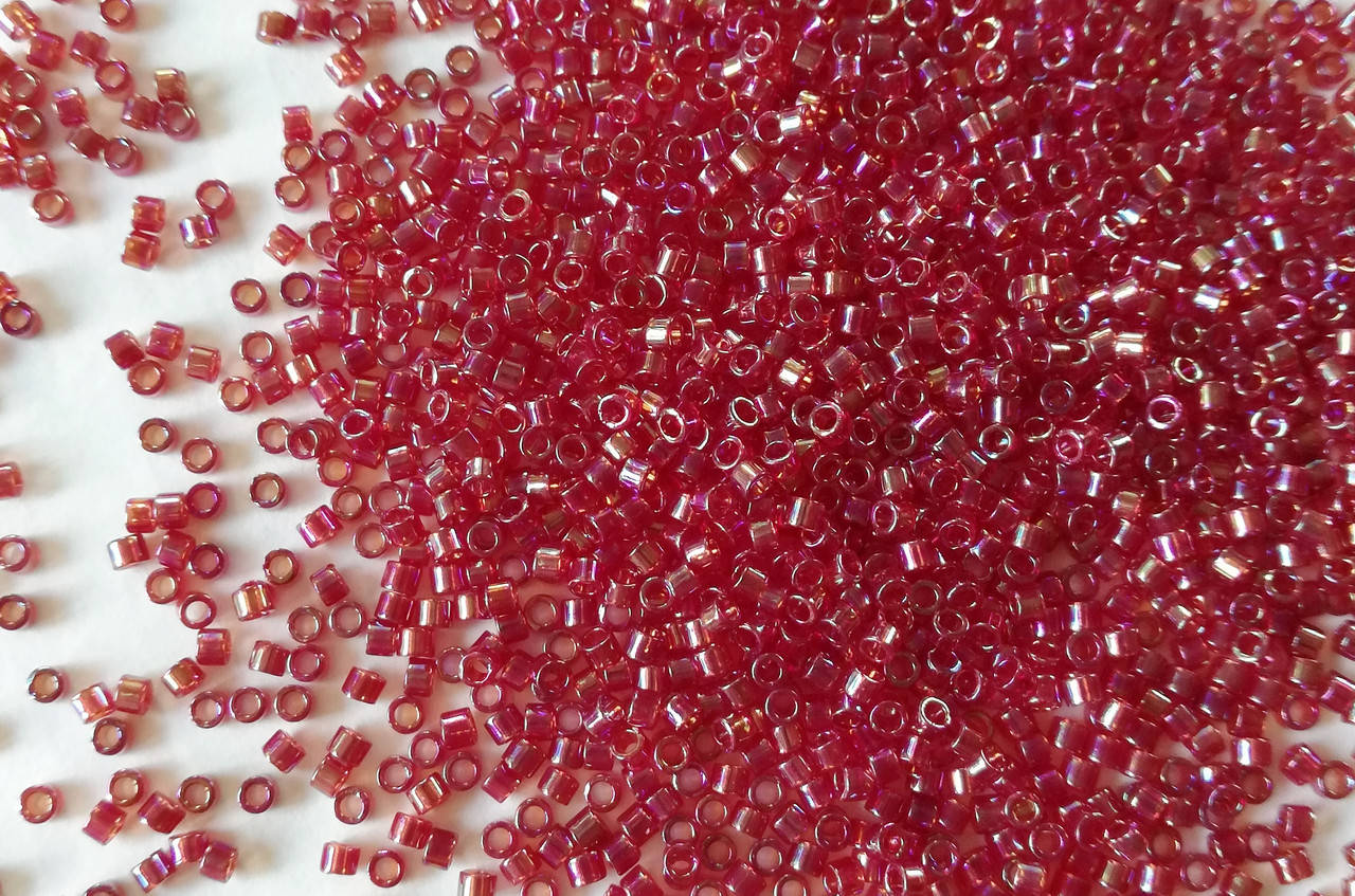 

Японський бісер Miyuki Delica 11/0 DB1242 Transparent Dk Cranberry AB