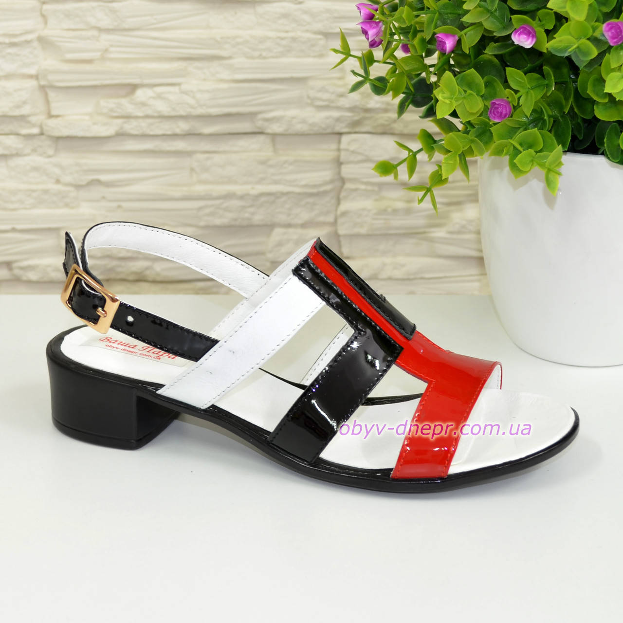 

Женские кожаные босоножки на маленьком каблучке от производителя