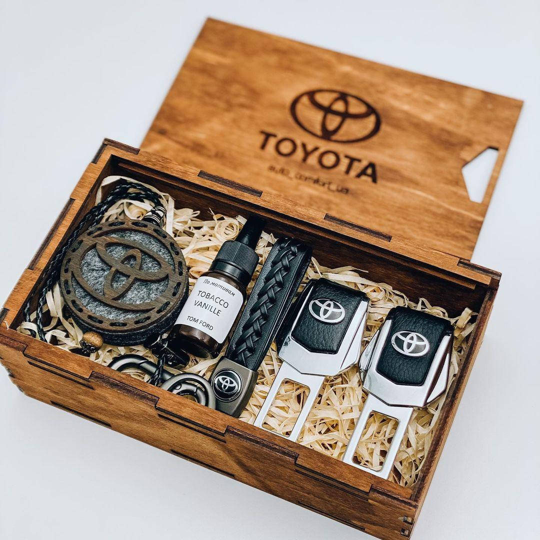 

Набор Toyota в деревянной подарочной коробке