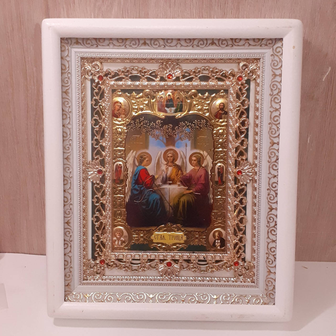 

Икона Пресвятая Троица лик 15х18, в белом киоте с камнями