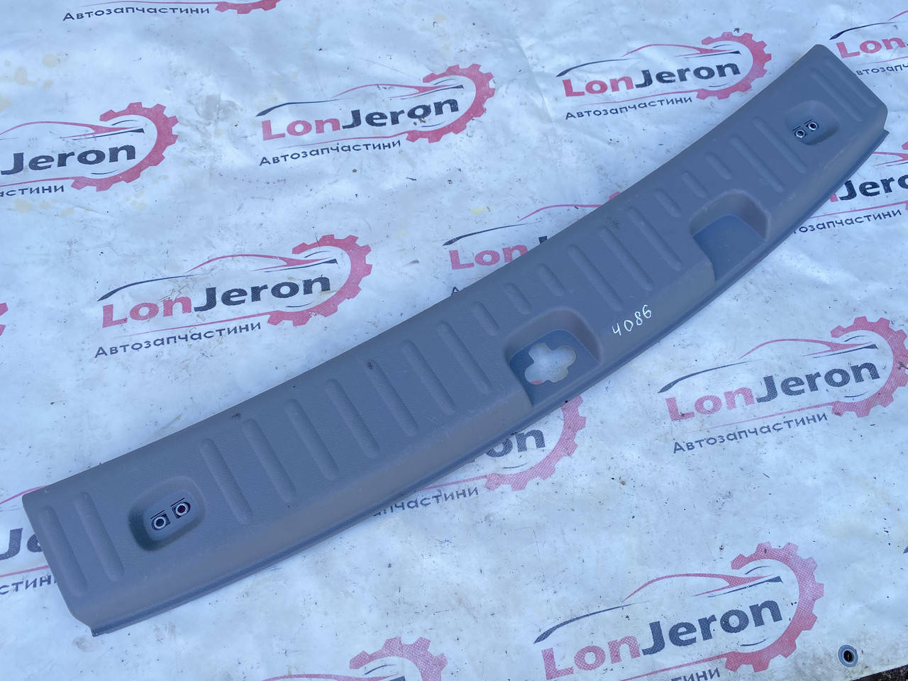 

2k0864583m Накладка порога багажника внутр ляда VW Caddy 04-15 порог багажника задний