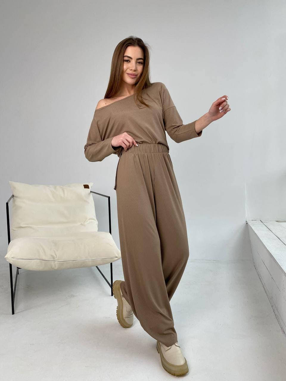 

Брючный костюм в рубчик женский с брюками трубы и кофта с вырезом лодочка (р. 42-44) 52ks1690, Мокко