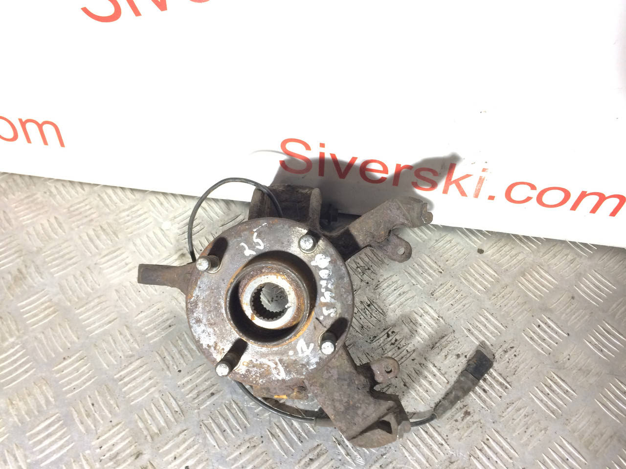 

Поворотный кулак, цапфа правая Ford Focus MK1, 25 зубов