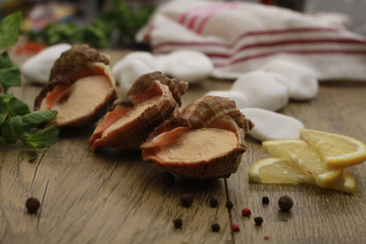 

Рапан фаршированный в ракушке под соусом Прованс, Бургундский,Трюфель (на выбор), 1 штучка