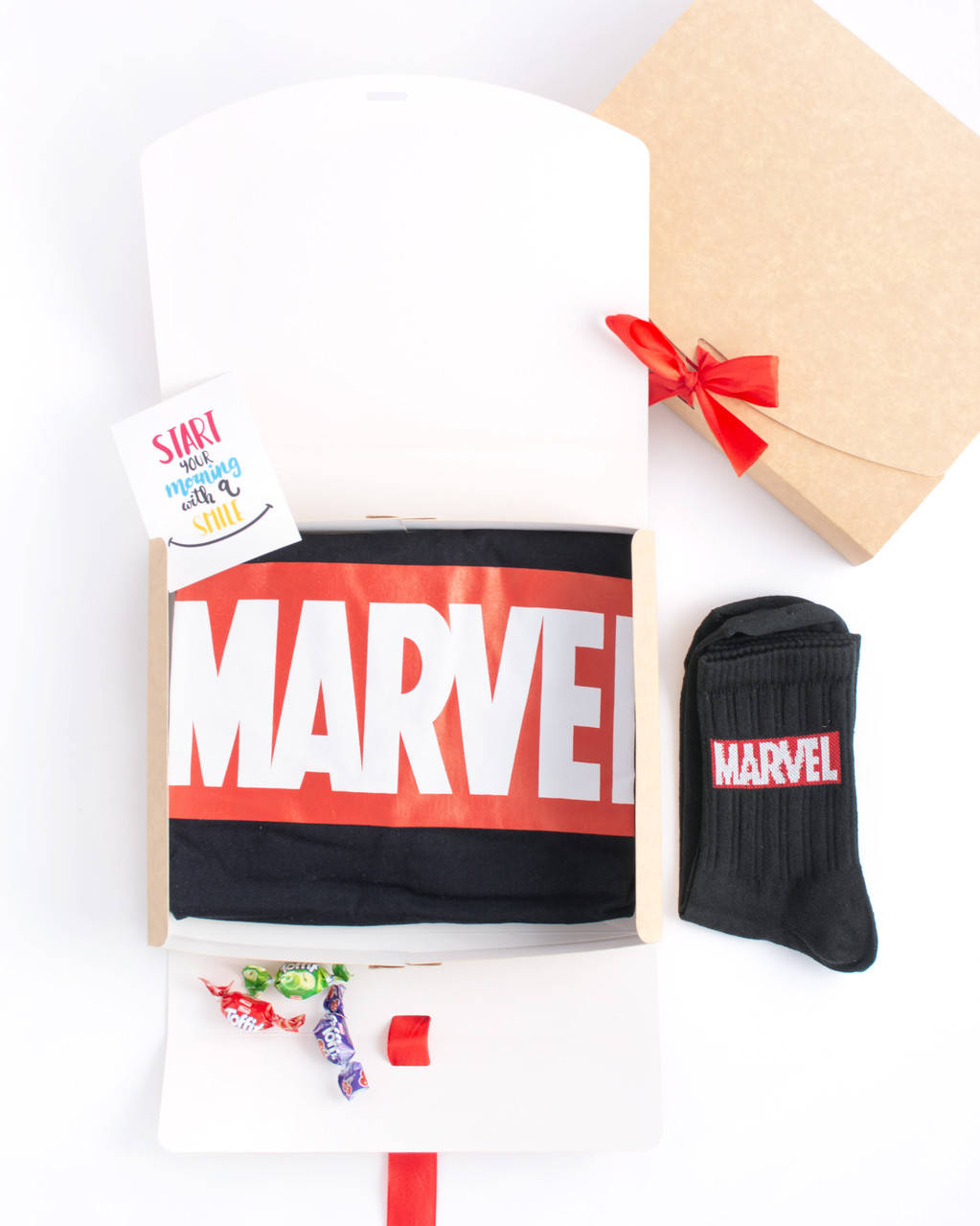 

Подарочный набор женский. Футболка чёрная с принтом "Marvel", носки с принтом "Marvel", Черный