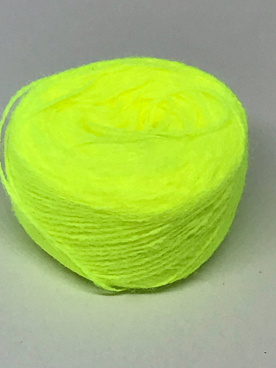 

Акрилова нитка для вишивки жовта 832