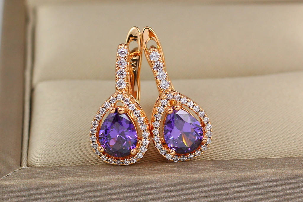 

Серьги Xuping Jewelry фиолетовая капля в ободке из камешков 2 см золотистые