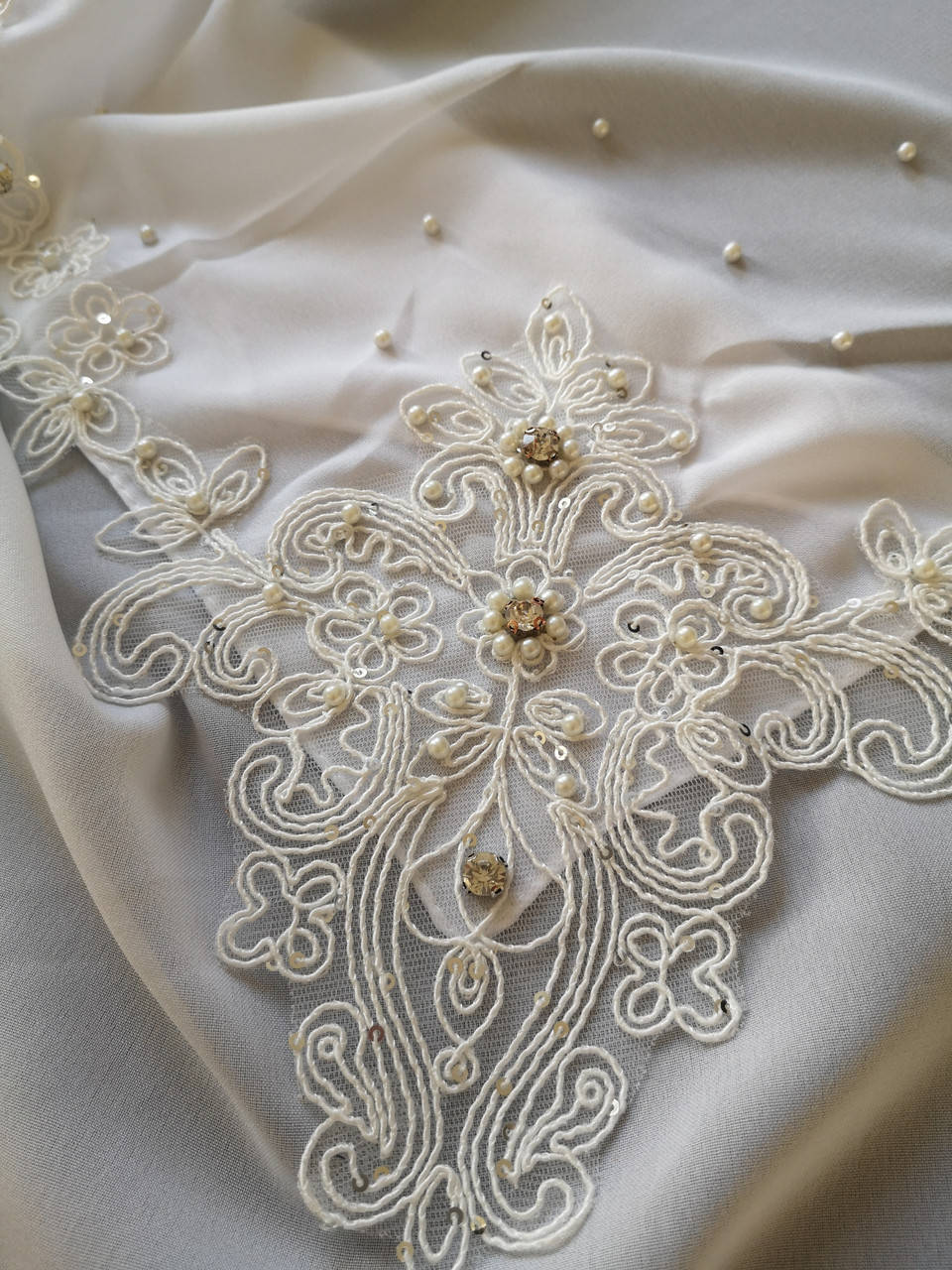 

Женский Шарф палантин. Белый Стразы Бусины Кружево. Вискоза 190/75, Серый