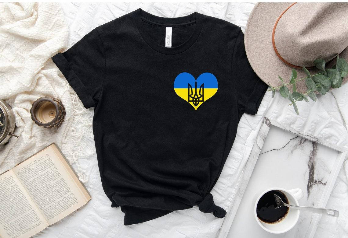 

Мужская и женская Патриотическая футболка с принтом Сердце Украины Герб