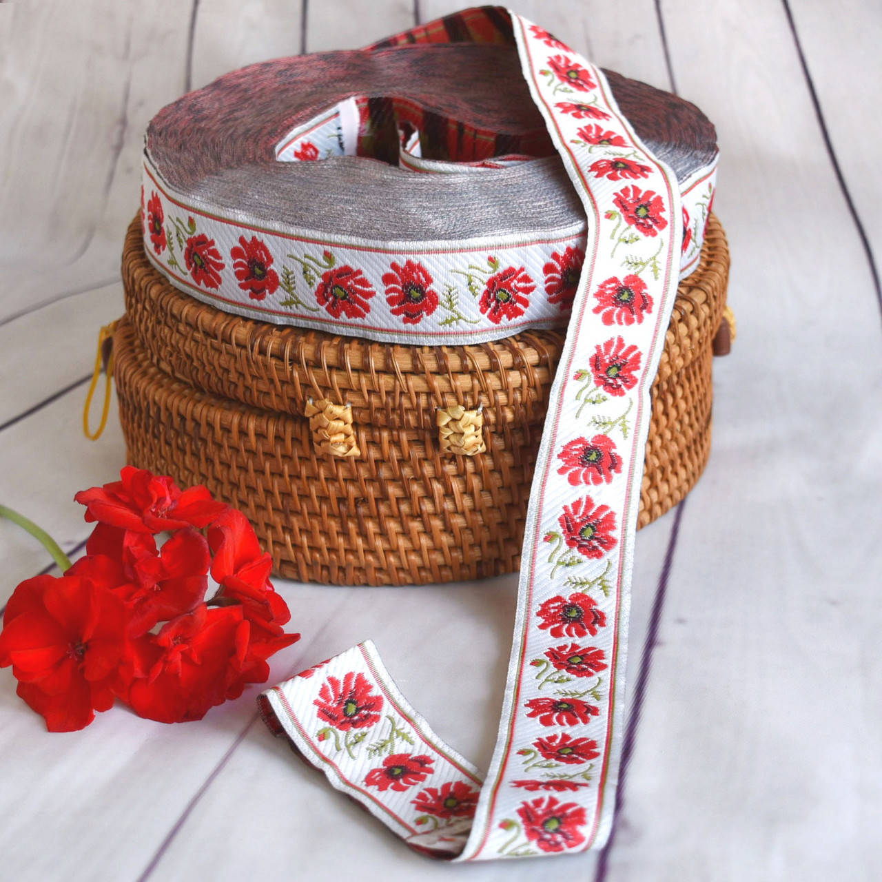 

Тесь жаккардовая Маки / цвет белый / ширина 3,2 см / заказ от 1 м