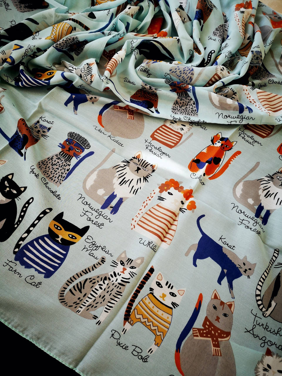 

Женский платок Голубой. Разноцветные коты.Вискоза 95\95см