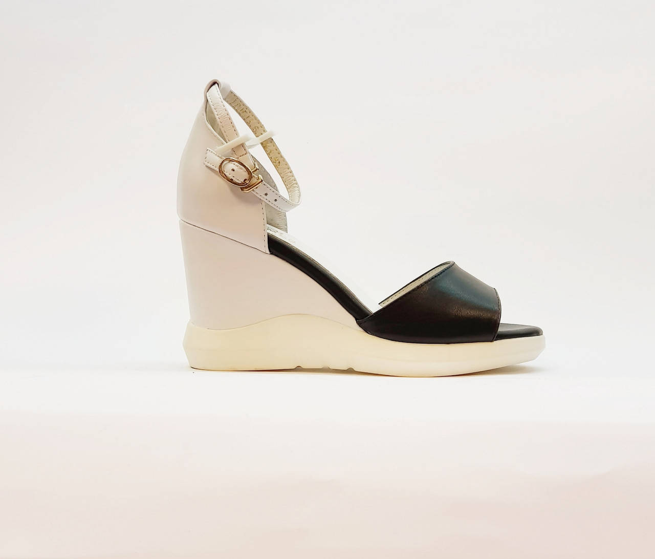 

Босоножки женские черно - белые из натуральной кожи на высокой танкетке и платформе