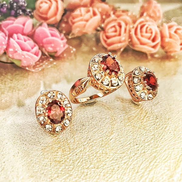 

Набор ST 734, Рубиновые и белые фианиты, размер кольца 20, позолота РО