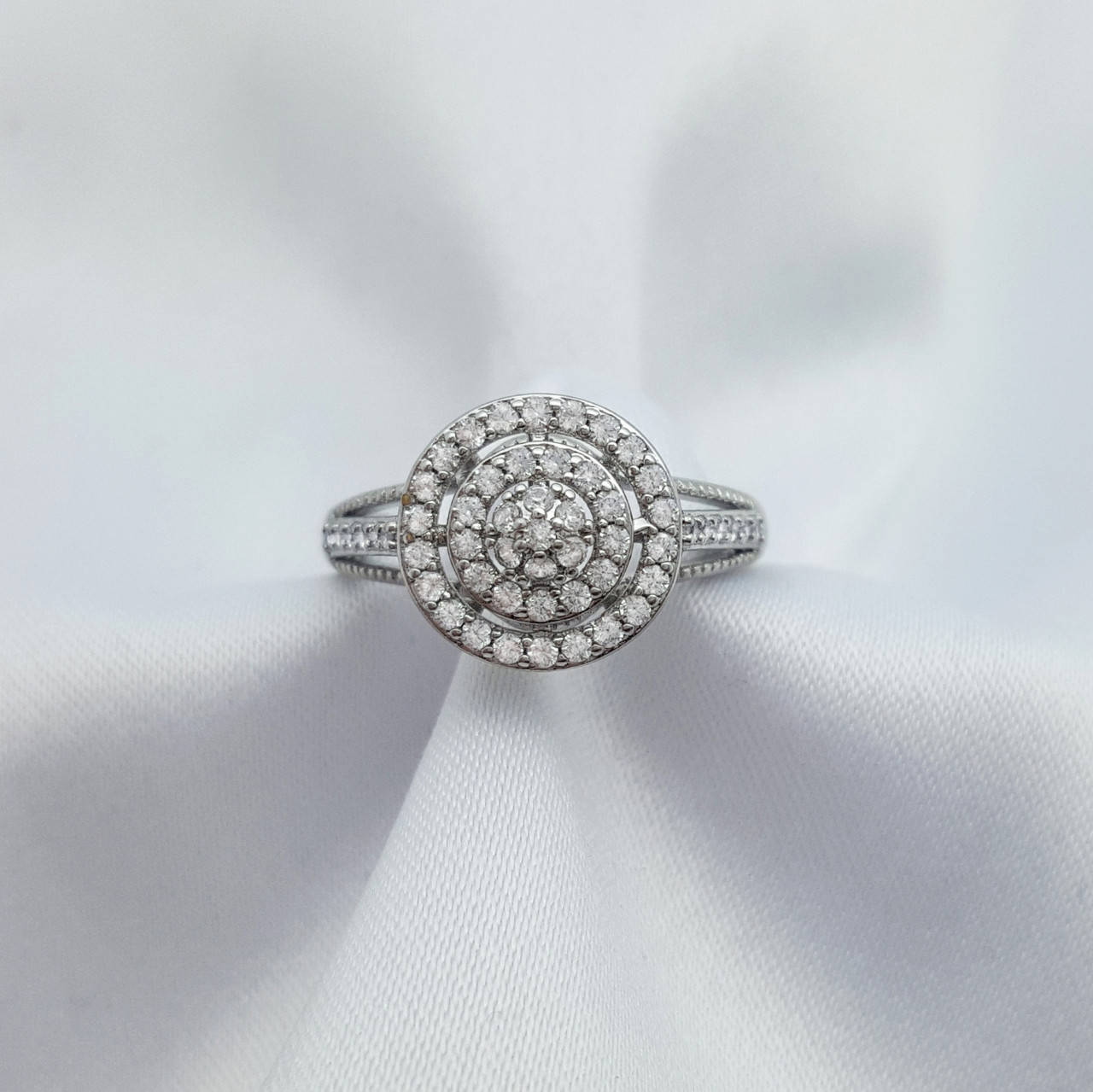 

Кольцо Круг в россыпи камней, р.17, р.18, р.18,5, медсталь Xuping