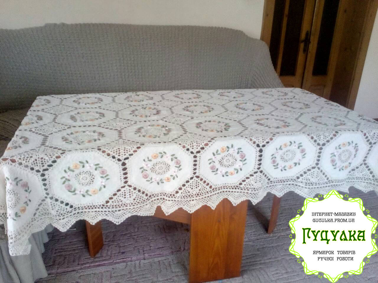 

Скатертина прямокутна ажурна вишита стрічками 220*140 см