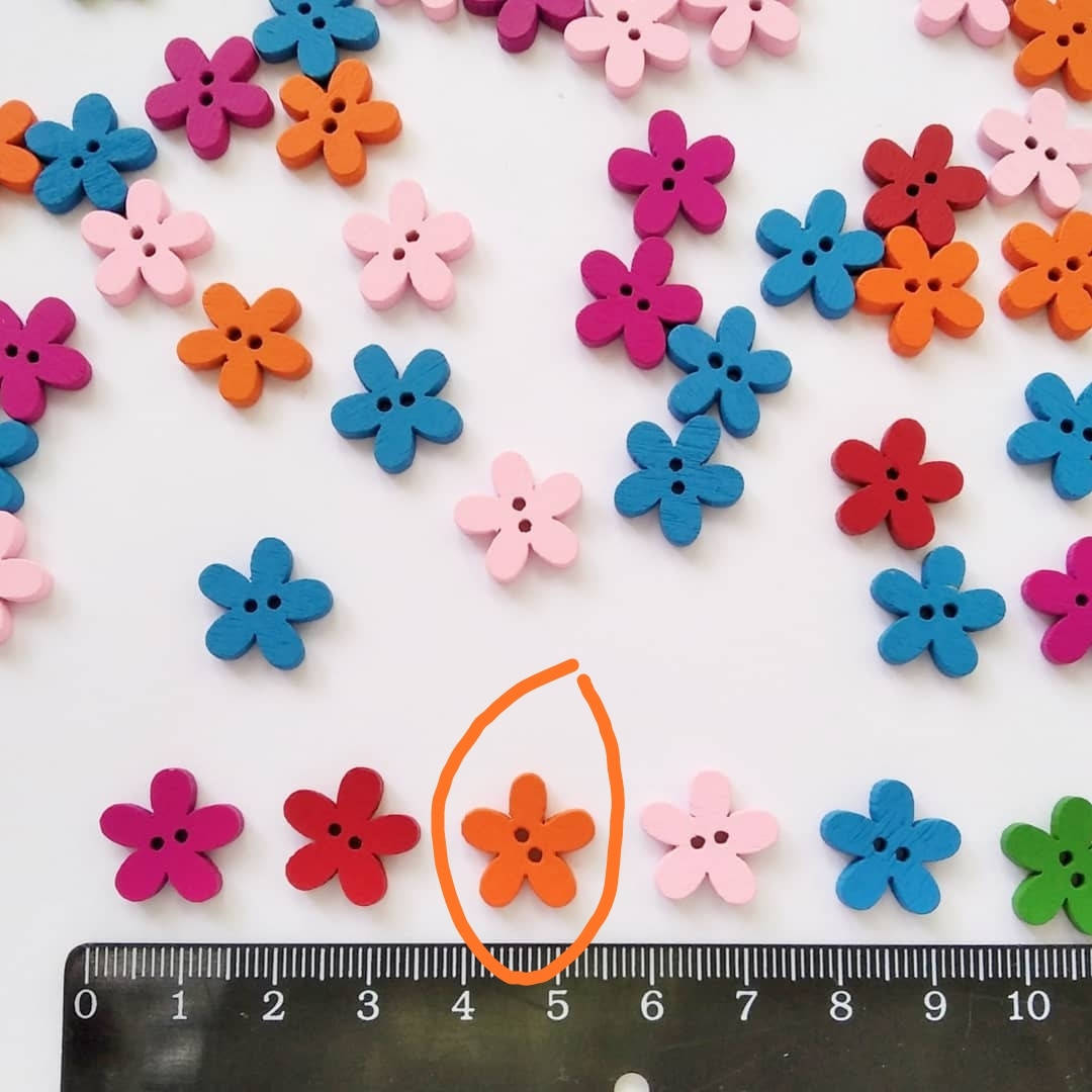 

Деревянная пуговица цветочек оранжевая