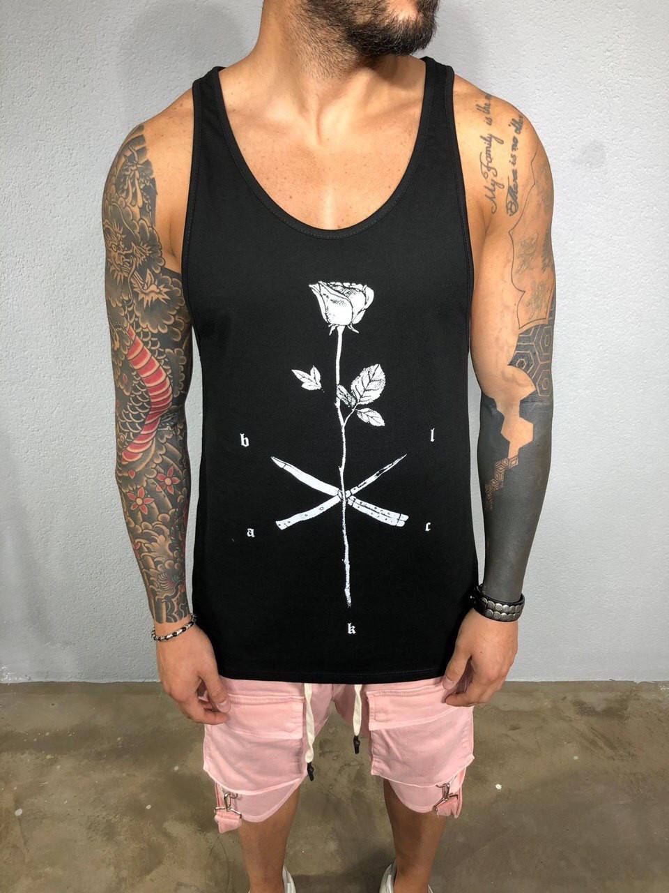 

Майка чёрная мужская молодёжная летняя с рисунком розы и ножа бабочки оверсайз Турция