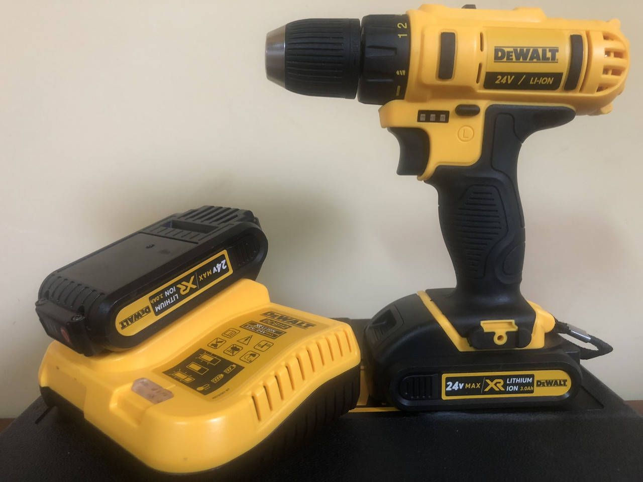 

Аккумуляторный ударный шуруповерт DeWALT DCD791 2 акумулятора+база