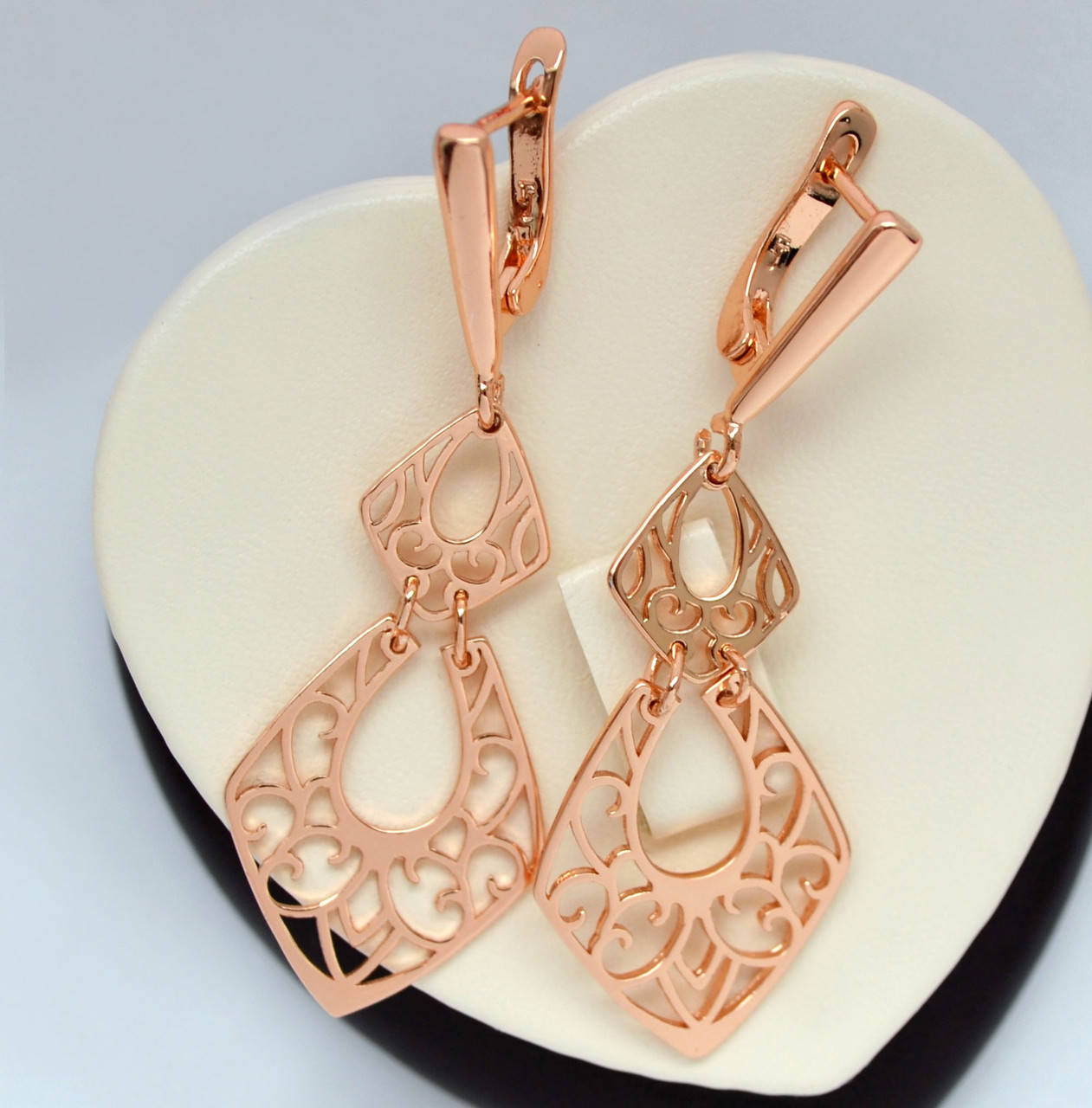 

Длинные серьги с ажурными подвесками покрытие розовым золотом 18к.