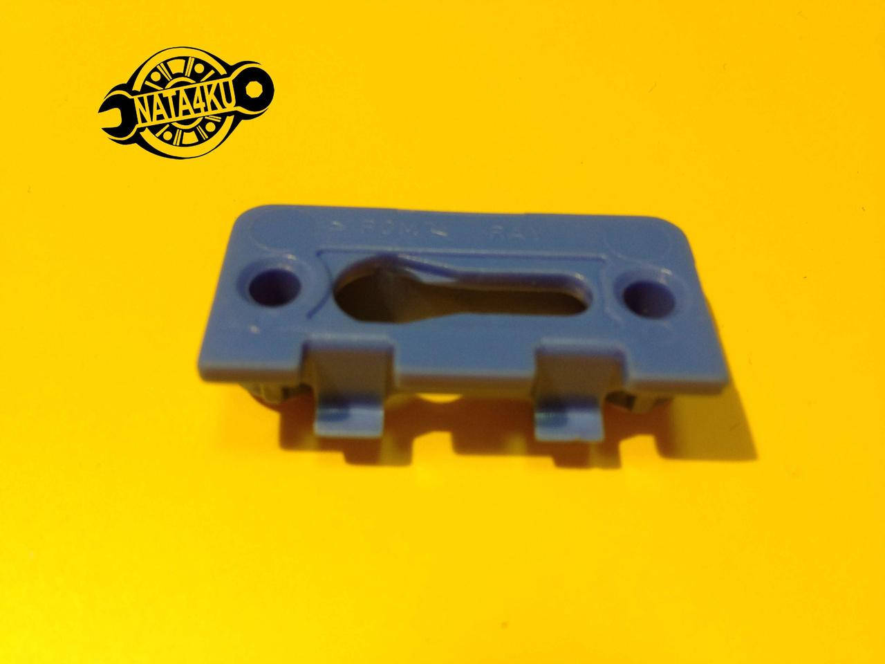 

Клипса нижнего уплотнителя двери Audi a8/s8 1994 - 2003 4D0854721 Vag