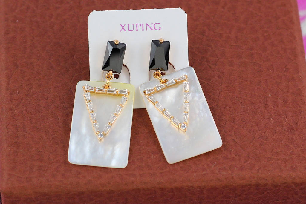 

Серьги гвоздики Xuping Jewelry прямоугольные подвески имитация кварца 3,4см золотистые