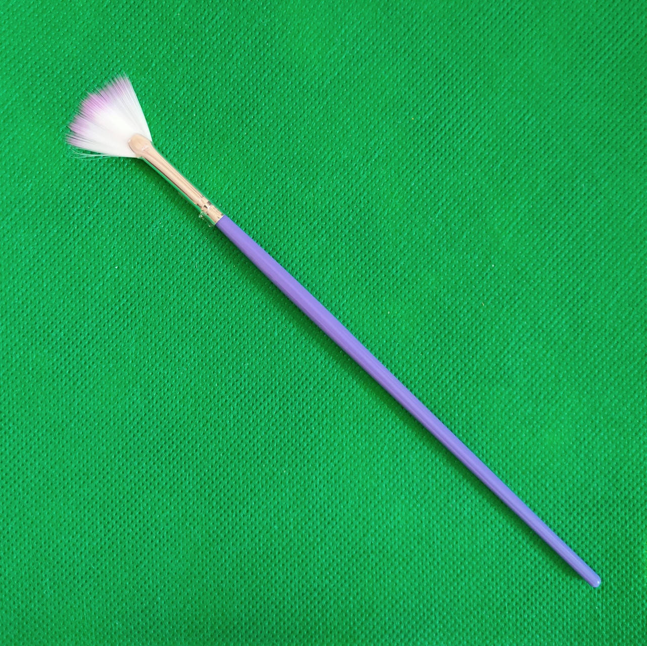 

Веерная кисть для маникюра сиреневая