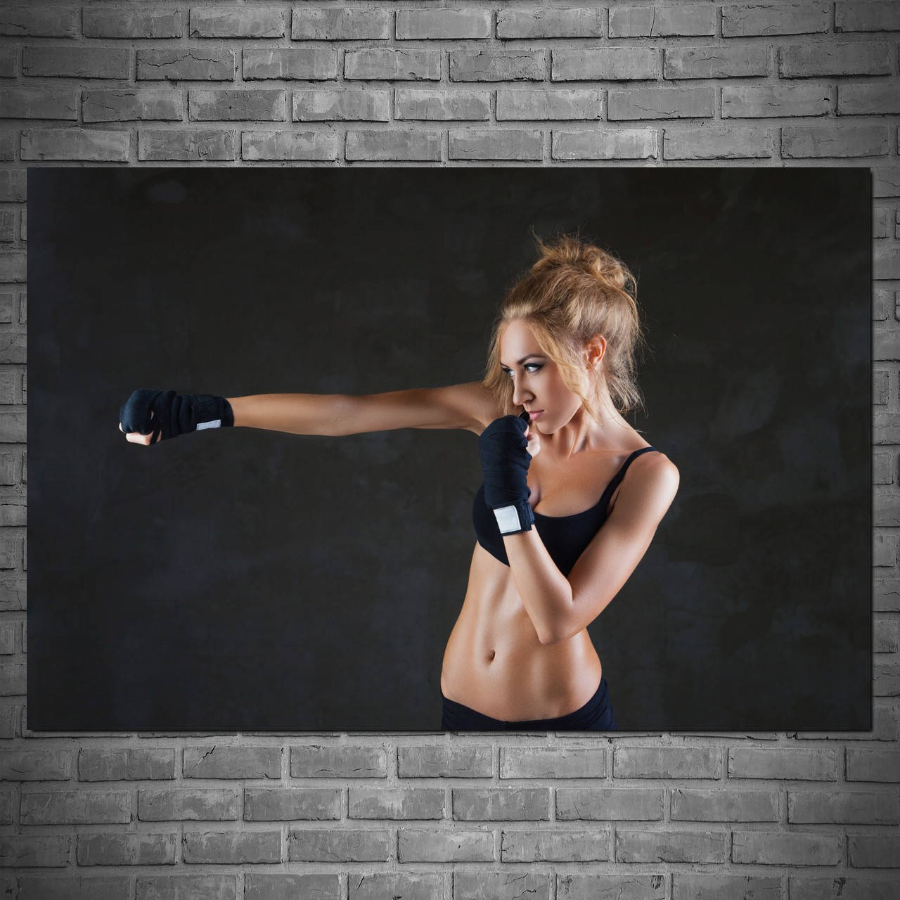 

Плакат "Девушка в топе отрабатывает удар рукой" (артикул 2674)