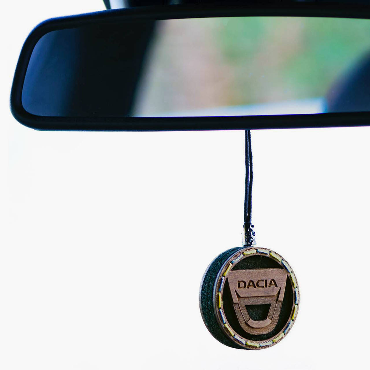 

Ароматизатор деревянный в машину Dacia ручной работы, 6 см.