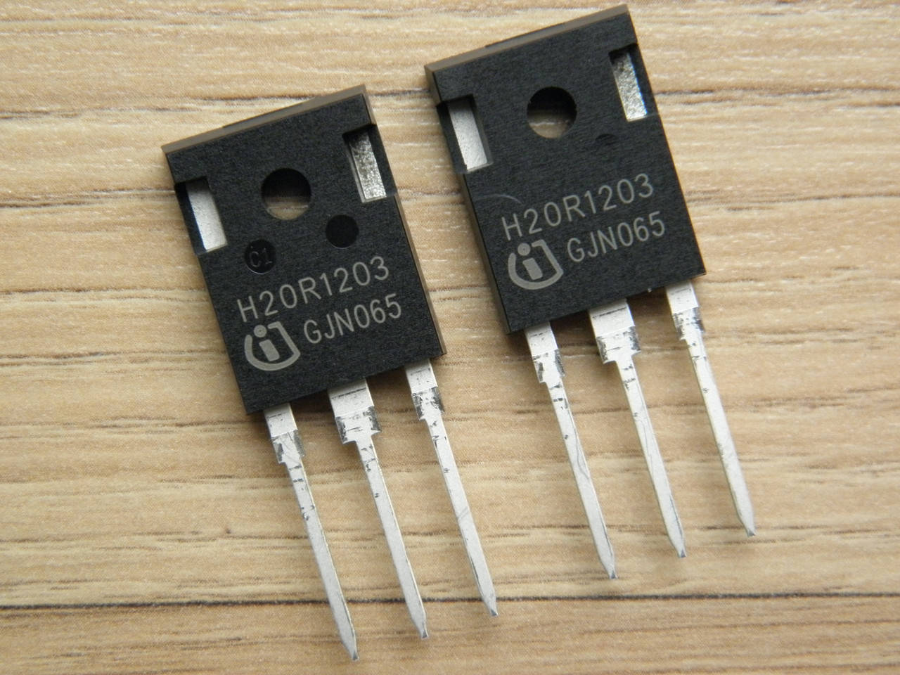 

Транзистор H20R1203 = H20R1202