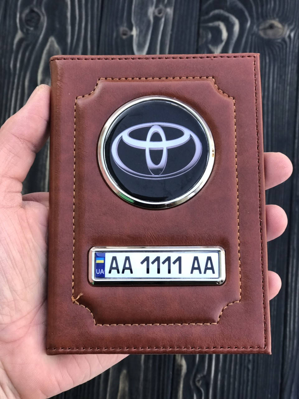 

Кожаная обложка для автодокументов с логотипом и гос. номером авто коричневая глянцевая кожа