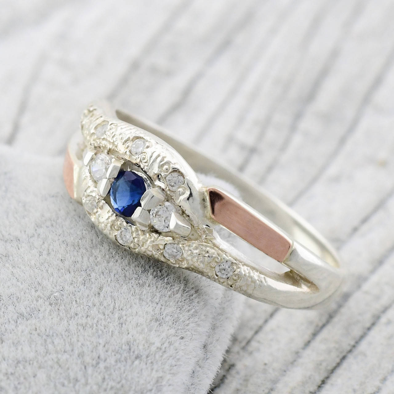 

Кольцо серебряное женское с золотом Камила вставка синие фианиты размер 18